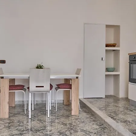 Vico Paradisiello 12 *